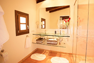 Master-Badezimmer Nr.1 mit gläsernen Doppel-Waschbecken im Obergeschoss
